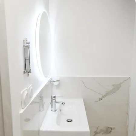 Champs-elysees Aparment Sleeps 4 With Ac *
