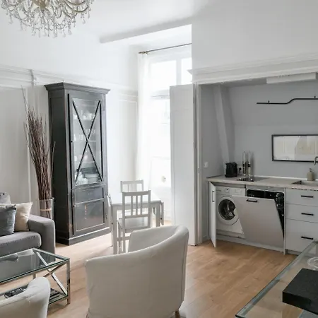 Champs-elysees Aparment Sleeps 4 With Ac Paris