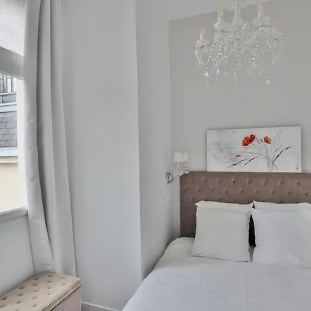 Champs-elysees Aparment Sleeps 4 With Ac * Paris