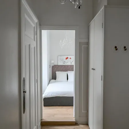 Champs-elysees Aparment Sleeps 4 With Ac