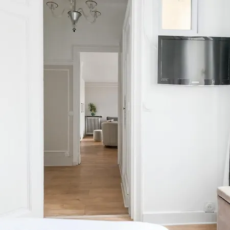 Champs-elysees Aparment Sleeps 4 With Ac * Paris